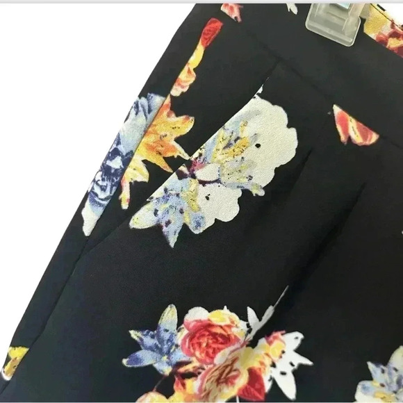 Express Women’s Size 6 Black Floral Preppy Pleated Mid Rise Mini Shorts Zip Up - Picture 3 of 9